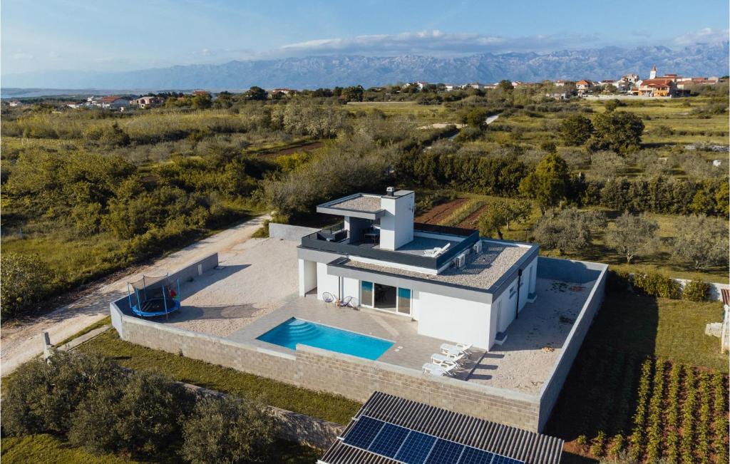 una vista aérea de una casa con solárium en Beautiful Home In Vrsi With Wifi, en Vrsi