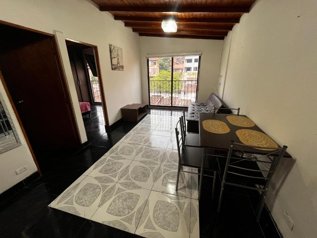 uma sala de jantar com uma mesa e cadeiras num quarto em Aparta Suite Torre De Prado 501 em Medellín