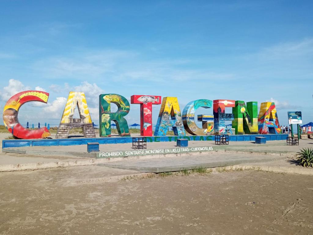 um sinal para uma praia com a palavra oceano em Casa Encanto Cartagena Colombia em Cartagena das Índias