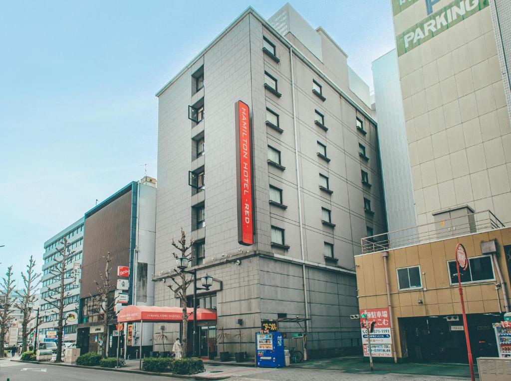 um edifício com um sinal vermelho na lateral em Hamilton Hotel Red em Nagoia