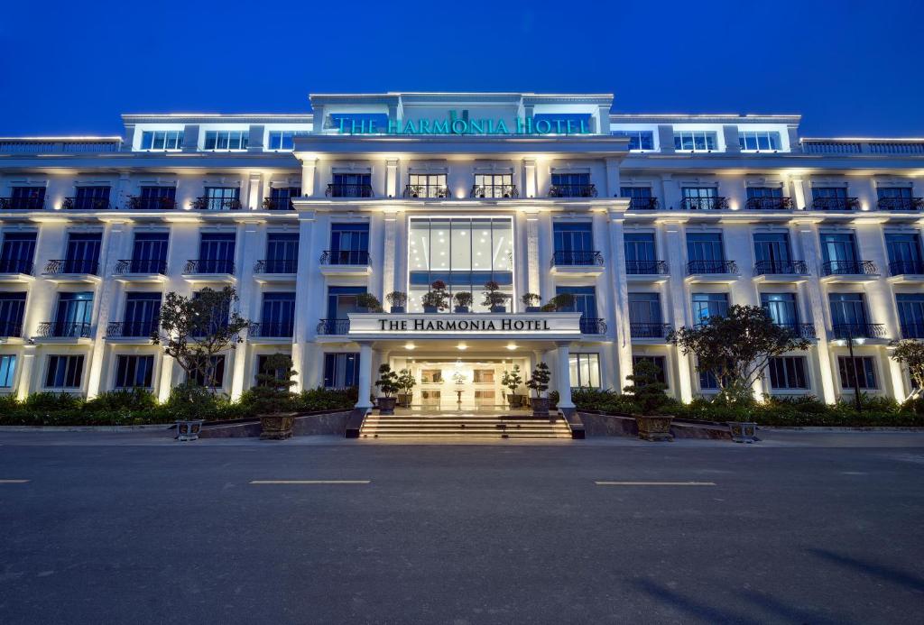 un gran edificio blanco con un cartel. en The Harmonia, en Quảng Ngãi