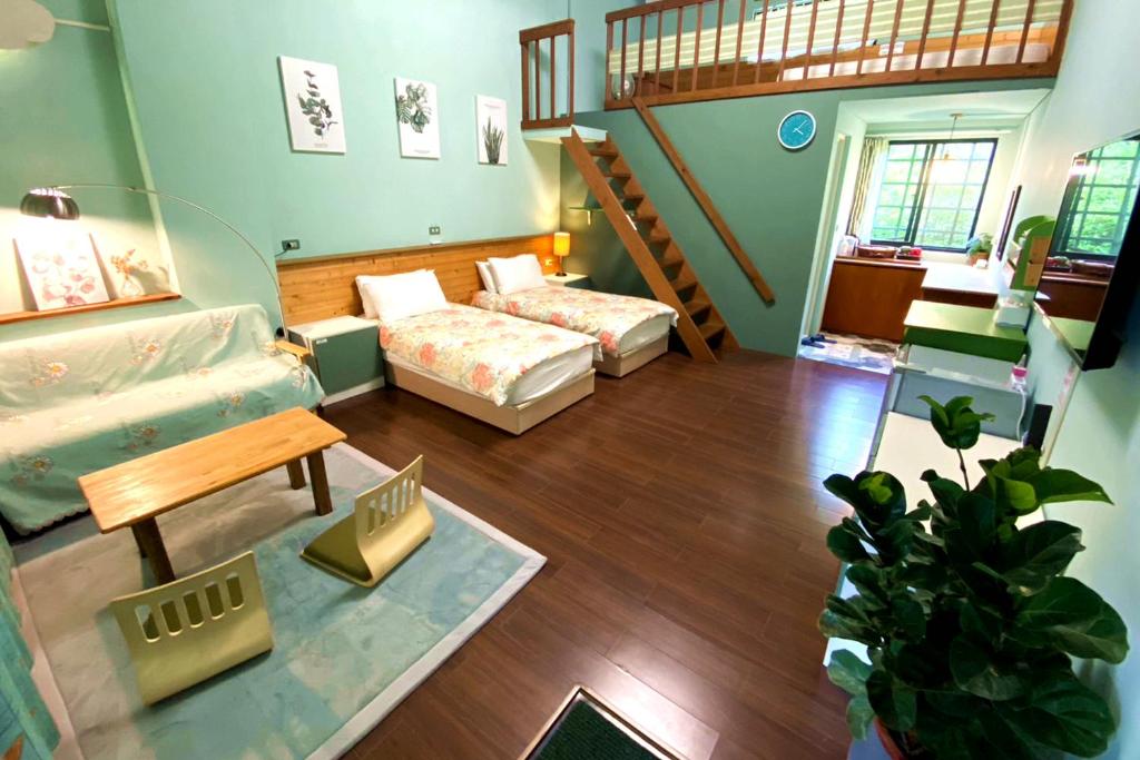 富里鄉的住宿－低調民宿，一间带两张床和楼梯的客厅