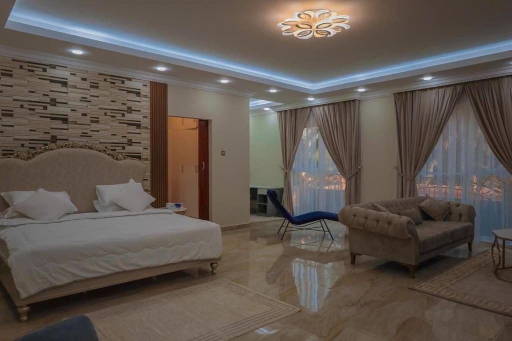 - une chambre avec un lit, un canapé et une chaise dans l'établissement Hatta Orchard, à Hatta