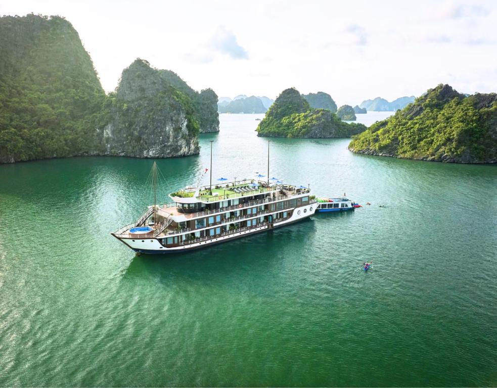 un gran barco en un gran cuerpo de agua en M'Gloria Cruise en Ha Long