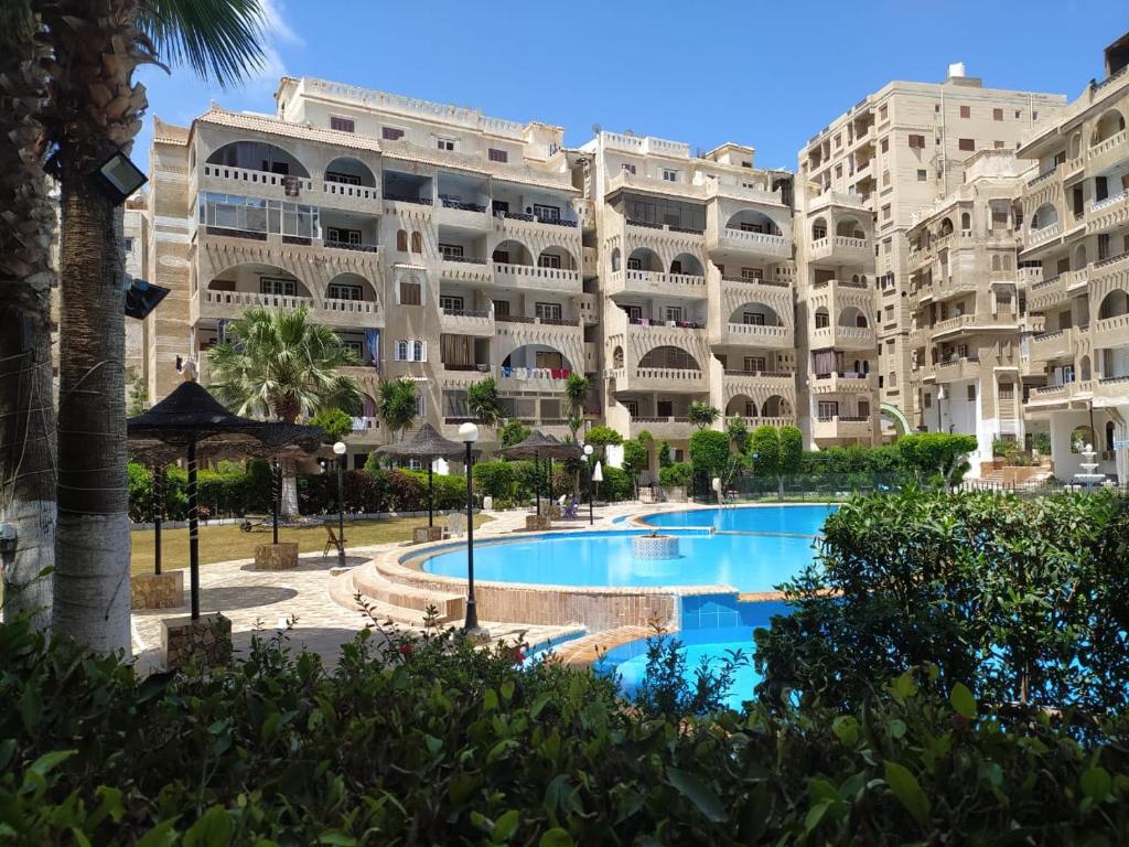 uitzicht op het hotel vanaf het zwembad bij Chalet At Wahet Al Nakhil resort in Alexandrië
