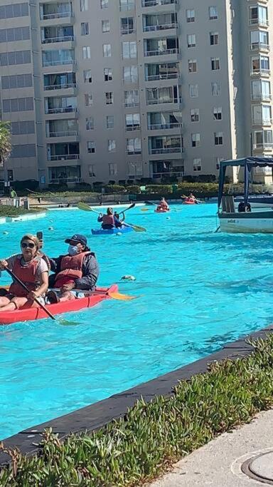a group of people in kayaks in a swimming pool at vacaciones con laguna in Algarrobo