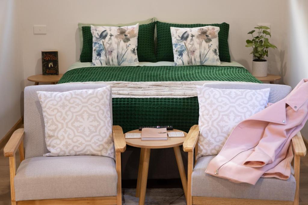 Un pat sau paturi într-o cameră la The Deck