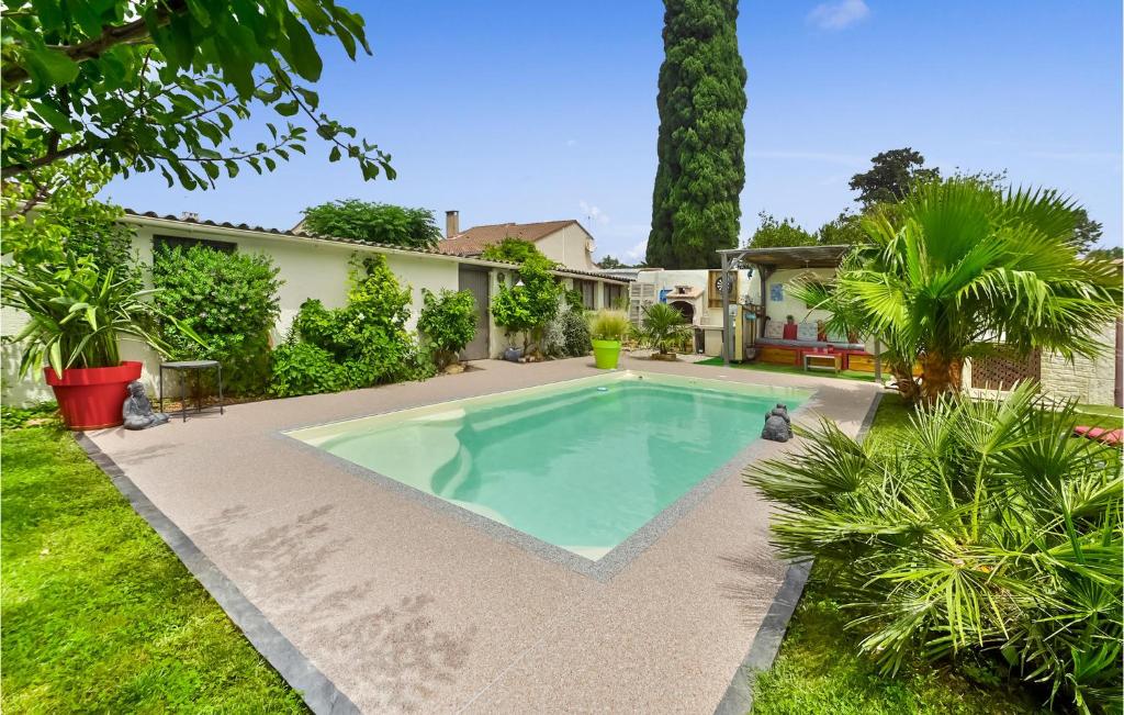 Amazing Home In Le Pontet With Jacuzzi في لو بونتيه: مسبح في الحديقة الخلفية للمنزل