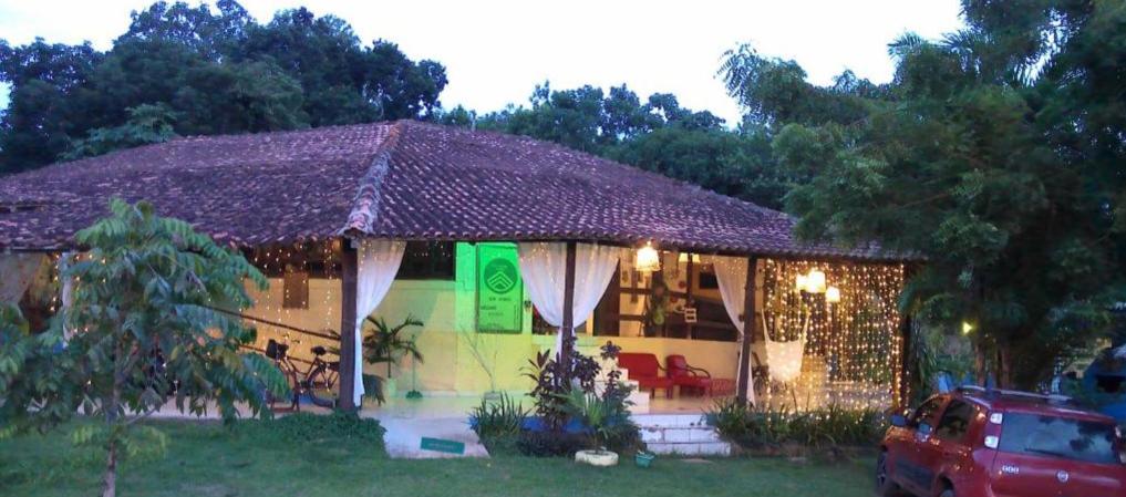 uma pequena casa com um telhado roxo em Vila Flexal Pousada I em Alter do Chão