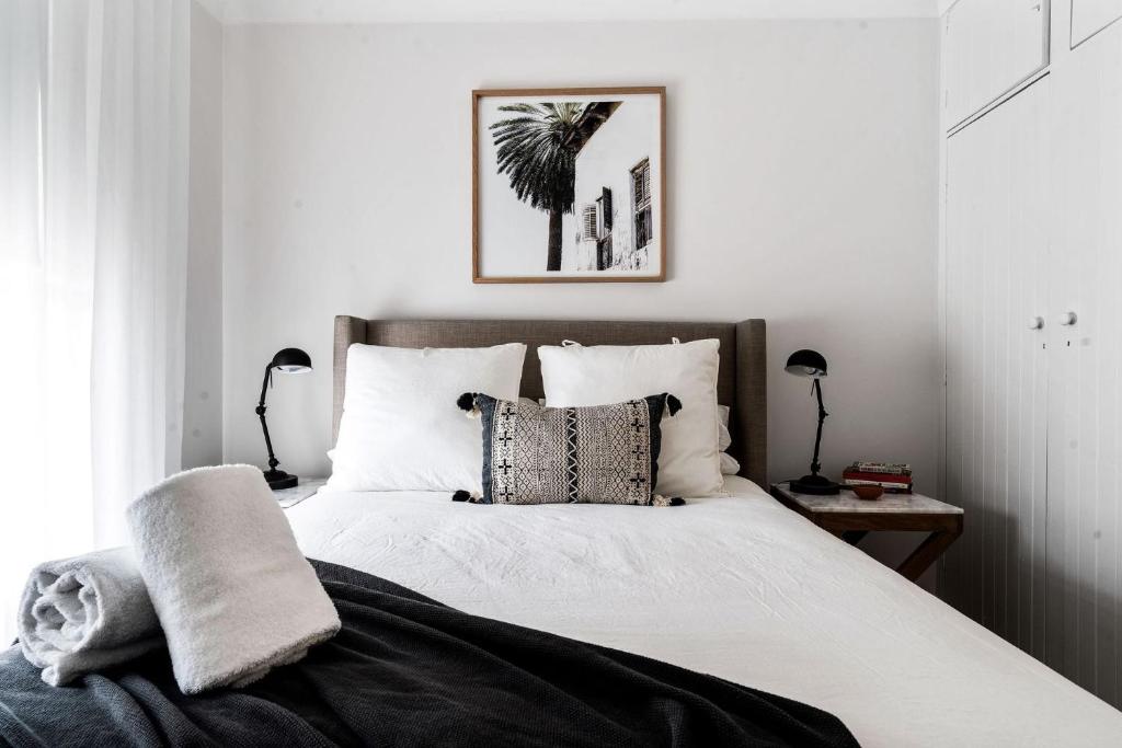 a bedroom with a bed with white sheets and pillows at Woodstock Retreat Milton in Milton