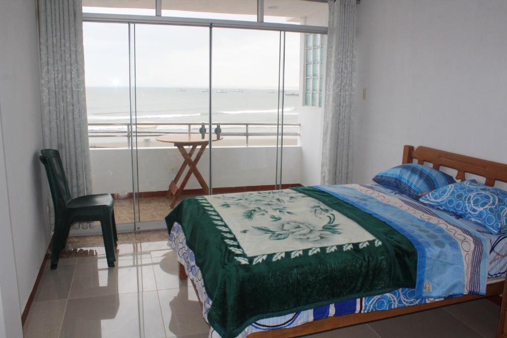 - une chambre avec un lit et une vue sur l'océan dans l'établissement TITI SURF CHICAMA, à Puerto Chicama