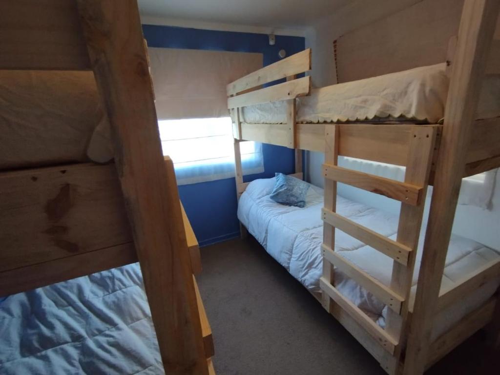 1 dormitorio con 2 literas y escalera en De la Ribera Pelantaro, en Valdivia