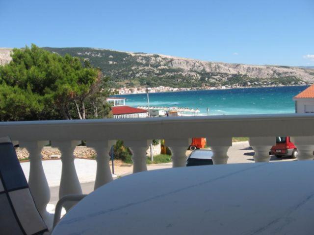 un balcón con vistas a la playa y al océano. en APARTMAN 1 en Baška