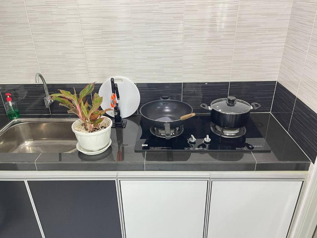Kuchyň nebo kuchyňský kout v ubytování JJ&KK Homestay