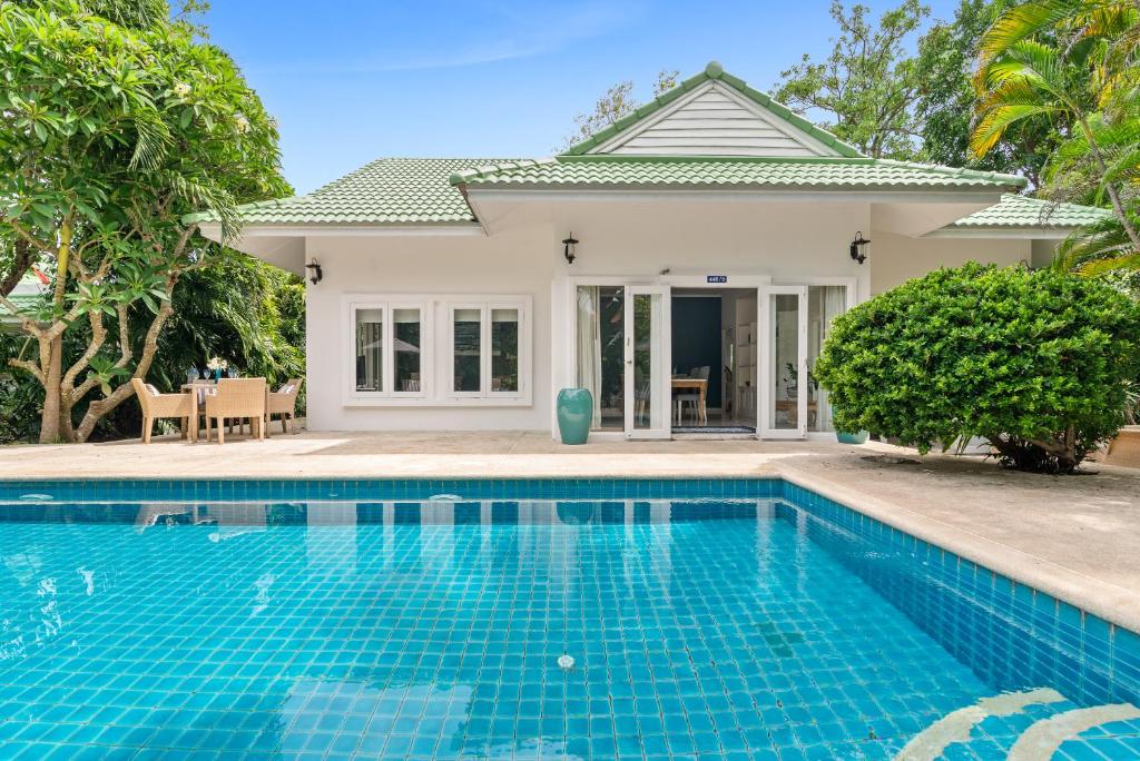 une villa avec une piscine en face d'une maison dans l'établissement 2BR Villa Baan Chanchai, seconds to beach, à Lamai