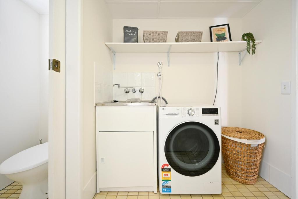 Fotografie z fotogalerie ubytování Stylish 2 B/R Kings Beach Apartment (6 guests) ZF4 v destinaci Caloundra