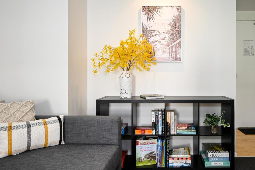 Posezení v ubytování Stylish 2 B/R Kings Beach Apartment (6 guests) ZF4