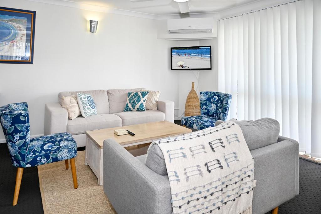 Posezení v ubytování Stylish 2 B/R Kings Beach Apartment (6 guests) ZF4