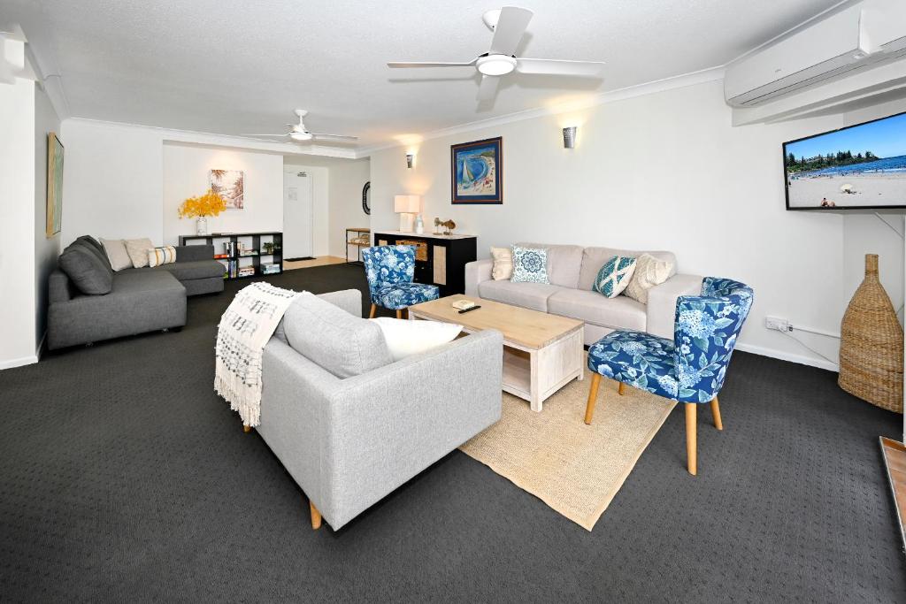 Posezení v ubytování Stylish 2 B/R Kings Beach Apartment (6 guests) ZF4
