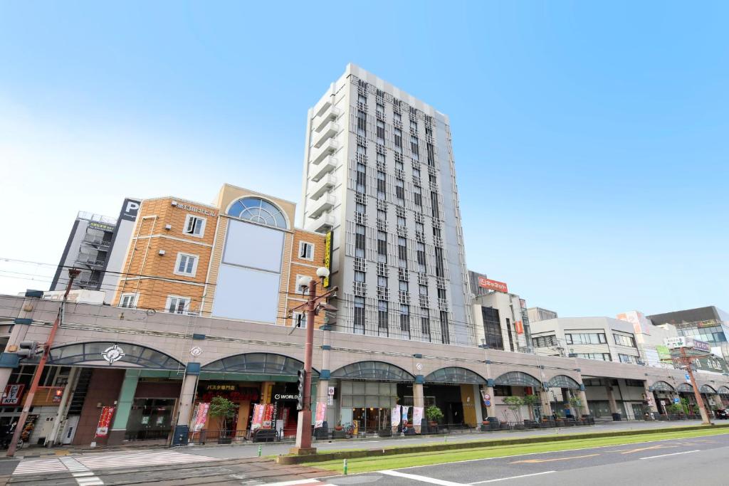 鹿儿岛QuintessaHotel KagoshimaTenmonkan Relax&Sleep的一条城市街道拐角处的高楼