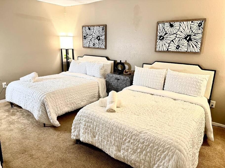 ジャクソンにあるSummer Getaway in Fondren! Sleeps 6 with pool Access!のベッドルーム1室(ベッド2台付)が備わります。壁に絵が描かれています。