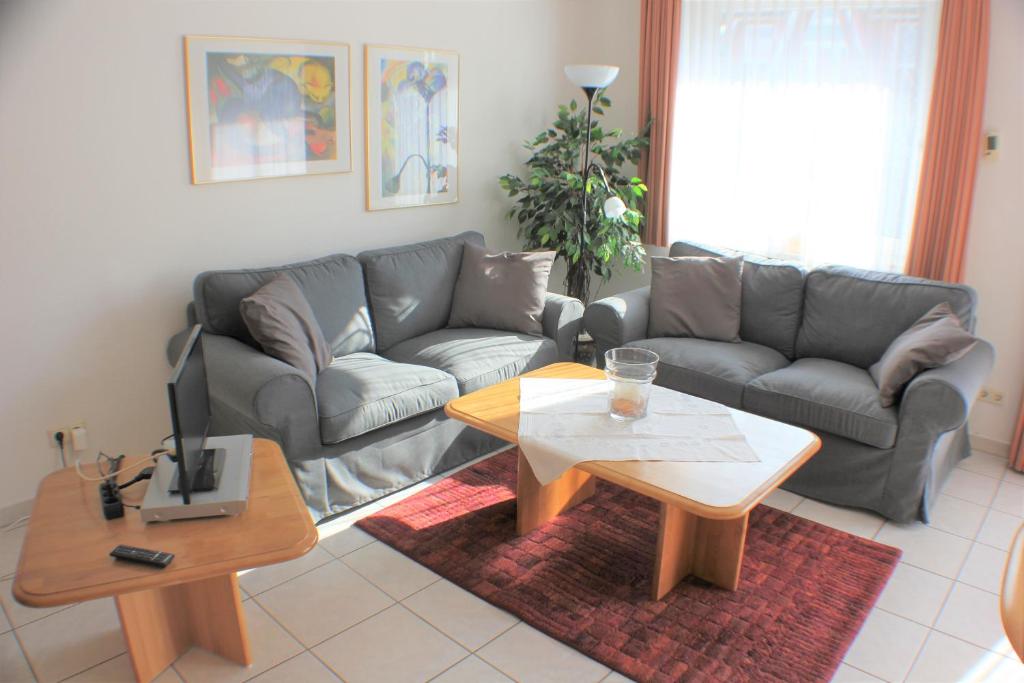 ein Wohnzimmer mit einem Sofa und einem Couchtisch in der Unterkunft Leichtmatrose in Dorum Neufeld