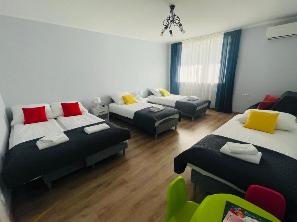 sala de estar con 2 camas y sofá en Gladiator Noclegi Zator lV Apartament, en Zator