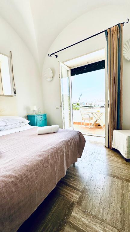 Postel nebo postele na pokoji v ubytování Villa La Zagara by CapriRooms