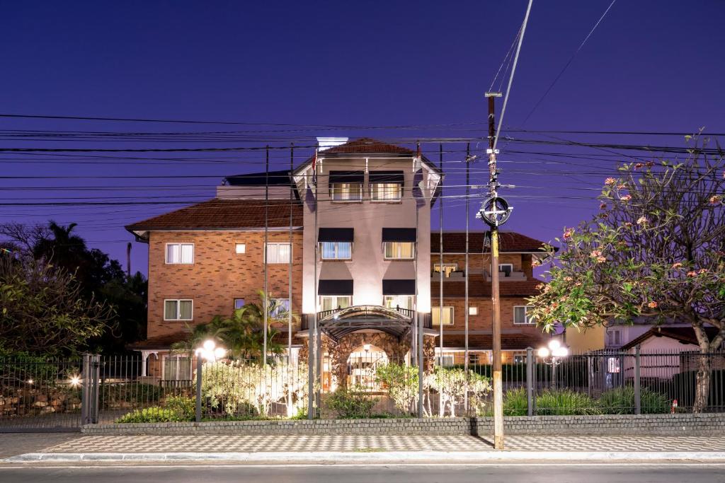 um edifício à noite com luzes à frente em Hotel Villa Morra Residence em Assunção