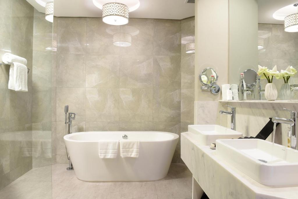 Koupelna v ubytování The Royal Family Suites by Memoire Palace Resort & Spa
