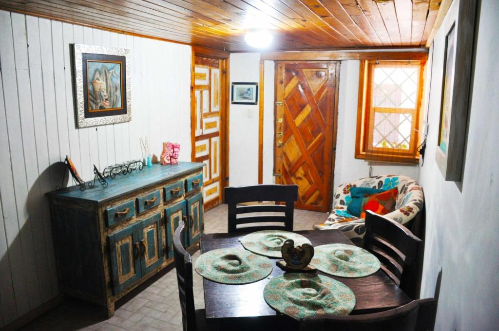 une salle à manger avec une table et une cuisine dans l'établissement Lindo Departamentito en Creel, à Creel