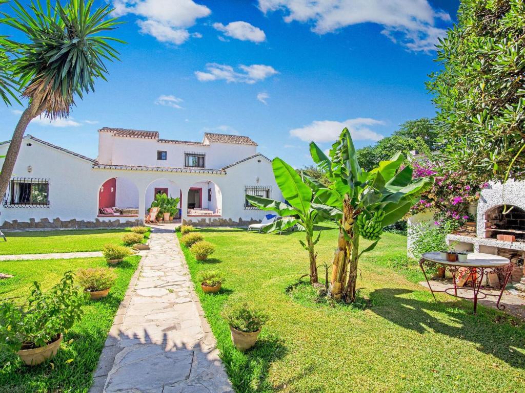 vistas a la casa desde el jardín en Superb beachfront villa with guest house 50m opposite, en Mijas Costa
