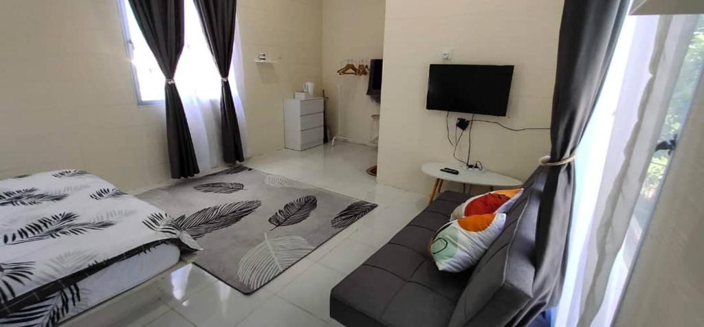 TV a/nebo společenská místnost v ubytování Teratak Sherra Roomstay