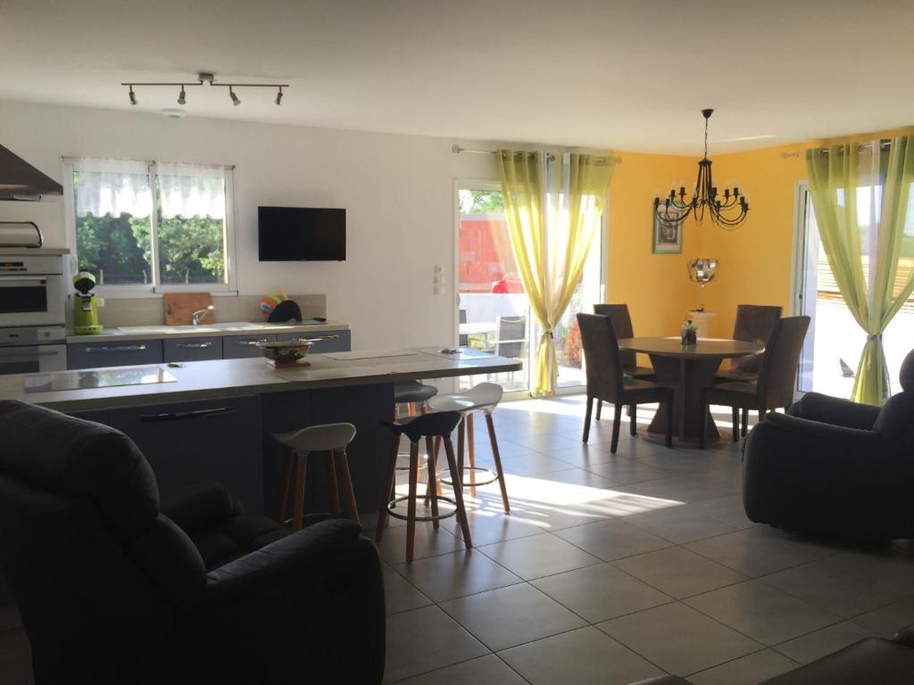 Maison à Longeville-sur-Mer : Plage, Surf et Détente - FR-1-336-109 - Maison De Vacances (4 Adultes)