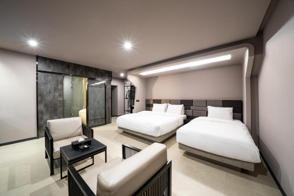 Кровать или кровати в номере Jeonju Jazz Around Hotel