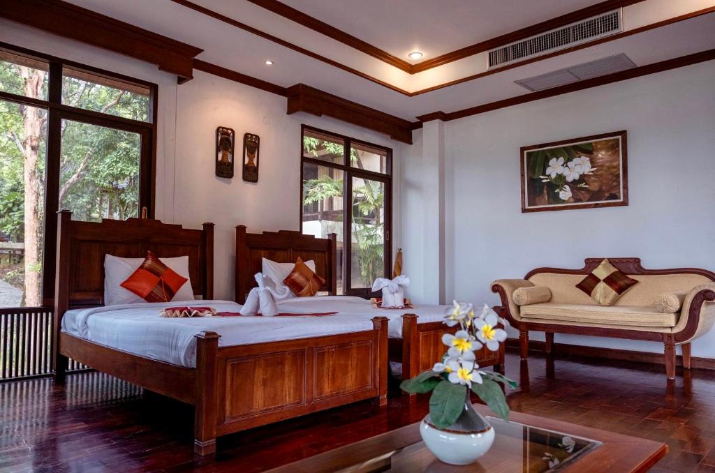 Postel nebo postele na pokoji v ubytování Kooncharaburi Resort - Koh Chang