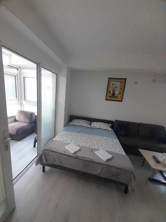 Postel nebo postele na pokoji v ubytování Apartman Ohrid