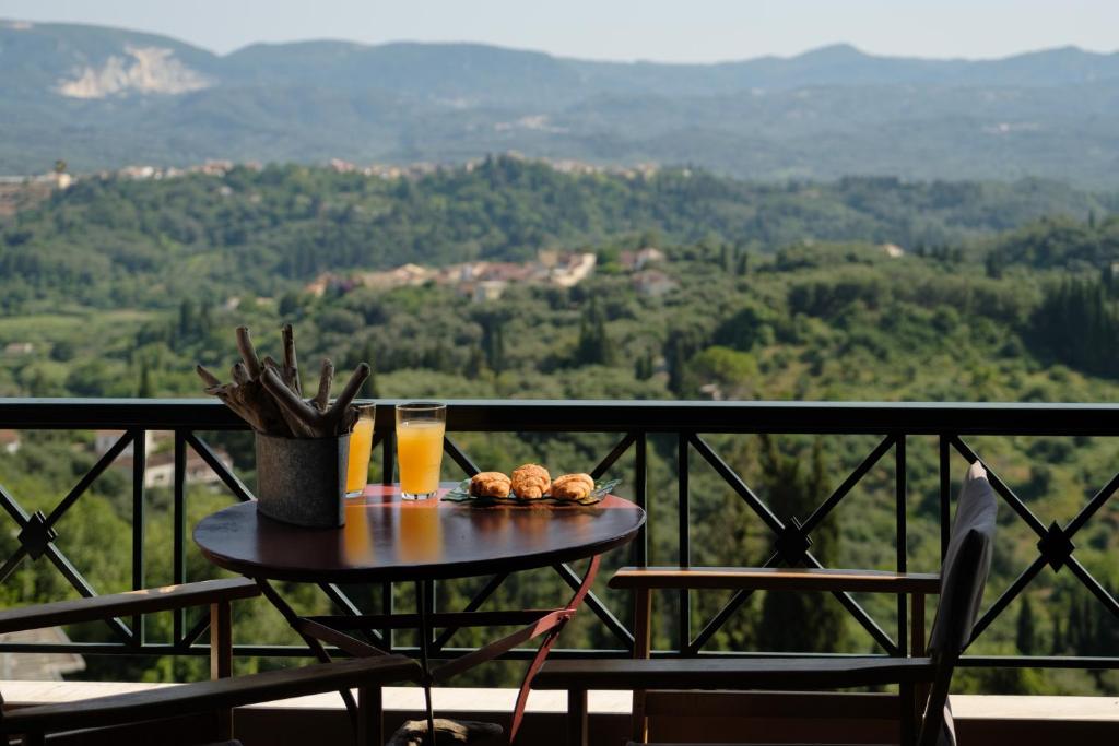 A general mountain view or a mountain view taken from the holiday home