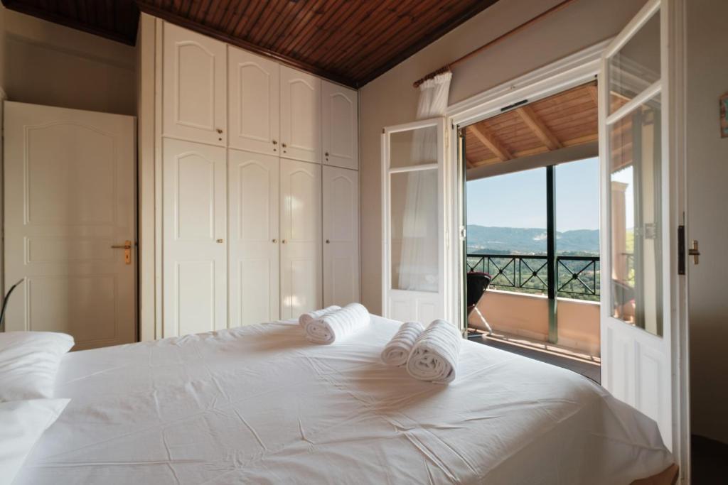 A bed or beds in a room at Nios House Panoramic Cottage