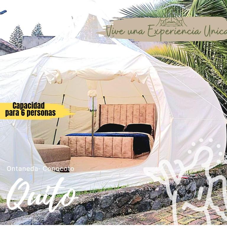 Tienda blanca con cama. en Hermoso Glamping en Quinta Privada, en Quito