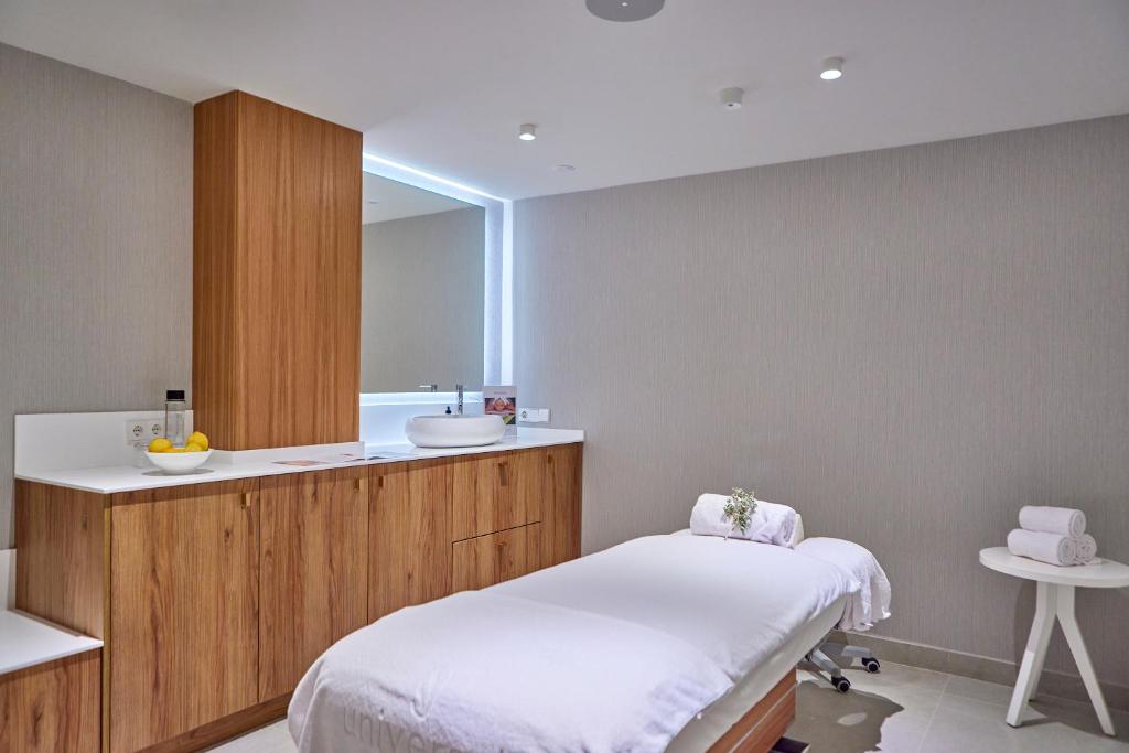 a hospital room with a bed and a sink at Universal Hotel Lido Park & Spa in Paguera