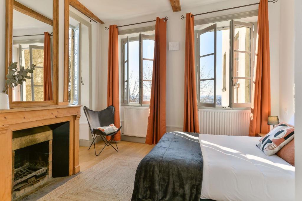une chambre avec un lit et une cheminée dans l'établissement Beau Duplex avec jardin et vue, à Lyon
