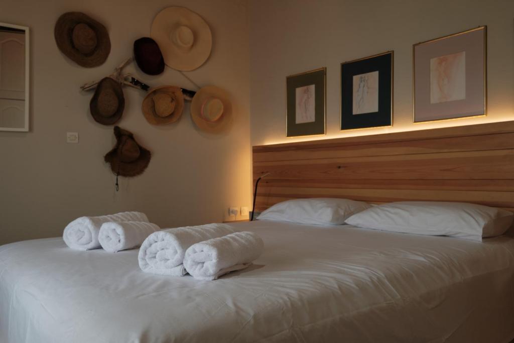 A bed or beds in a room at Nios House Panoramic Cottage