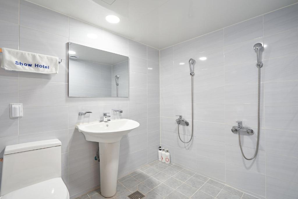 Koupelna v ubytování Show Hotel