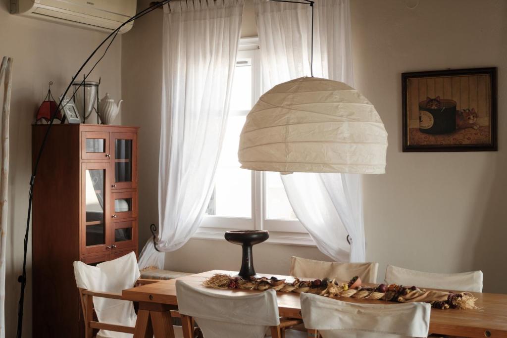A seating area at Nios House Panoramic Cottage