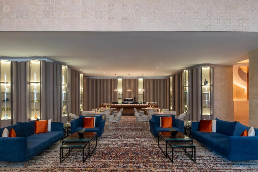 Posezení v ubytování Abesq Doha Hotel and Residences, an IHG Hotel