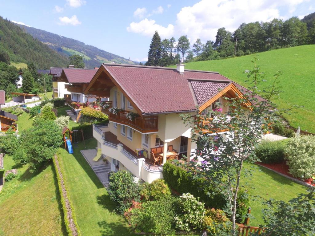uma vista aérea de uma casa numa colina em Modern apartment in Salzburger with terrace em Kleinarl