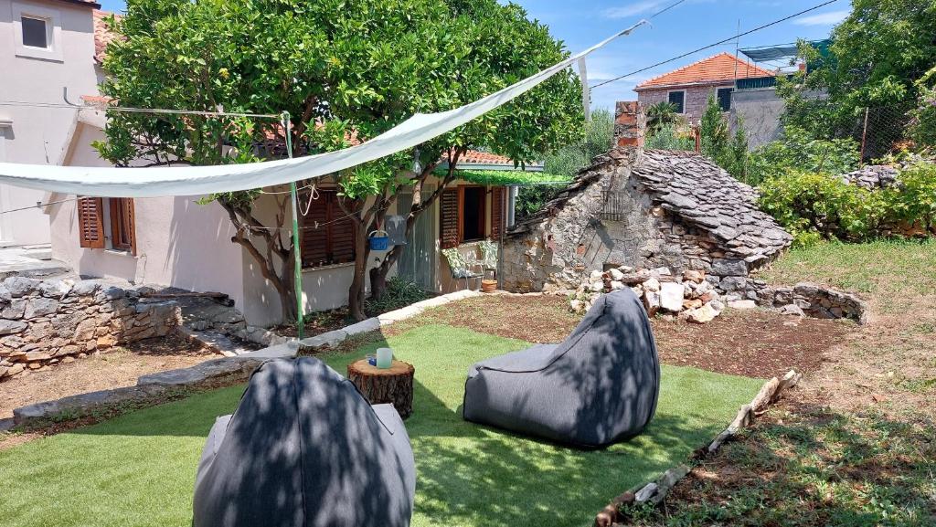 un patio con dos bolsas de frijoles en el césped en Holiday Home Jere, en Postira