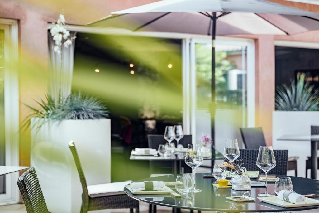 Nápoje v ubytování Le Carré d'Alethius Logis Hôtel Restaurant