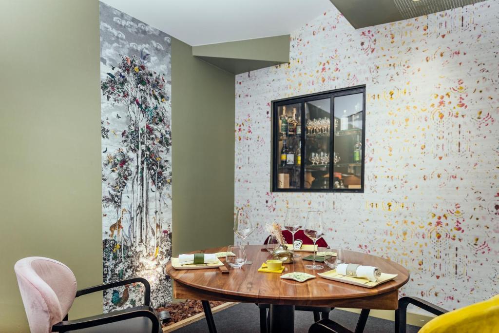 Posezení v ubytování Le Carré d'Alethius Logis Hôtel Restaurant